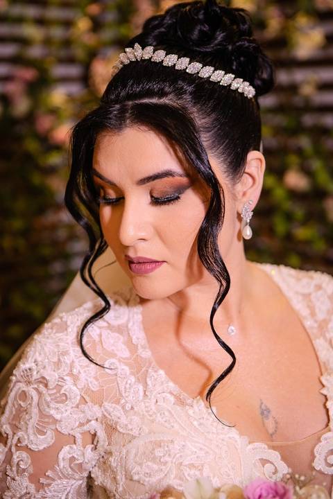 As melhores ideias e inspirações criativas de fotos de casamento registradas por fotógrafos profissionais de eventos da empresa Criativus Foto e Vídeo. Fotos do Making of da noiva no Salão Car Wash'