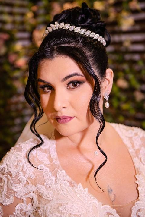 As melhores ideias e inspirações criativas de fotos de casamento registradas por fotógrafos profissionais de eventos da empresa Criativus Foto e Vídeo. Fotos do Making of da noiva no Salão Car Wash'