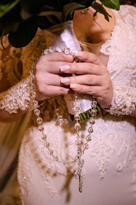 As melhores ideias e inspirações criativas de fotos de casamento registradas por fotógrafos profissionais de eventos da empresa Criativus Foto e Vídeo. Fotos do Making of da noiva no Salão Car Wash'