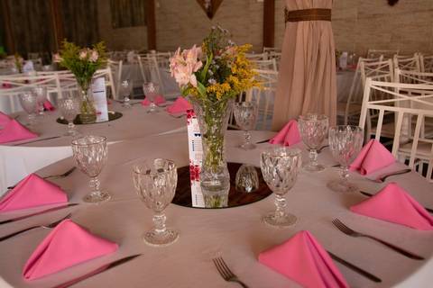 As melhores ideias e inspirações criativas de fotos de casamento registradas por fotógrafos profissionais de eventos da empresa Criativus Foto e Vídeo no Espaço Ana's Buffet: Fotos da decoração'