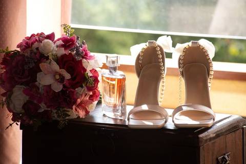 As melhores ideias e inspirações criativas de fotos de casamento registradas por fotógrafos profissionais de eventos da empresa Criativus Foto e Vídeo no Espaço Ana's Buffet: Fotos do making of da noiva'