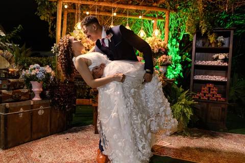 As melhores ideias e inspirações criativas de fotos de casamento registradas por fotógrafos profissionais de eventos da empresa Criativus Foto e Vídeo no Espaço Ana's Buffet: Fotos protocolares apenas os noivos'