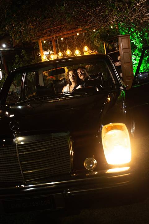 As melhores ideias e inspirações criativas de fotos de casamento registradas por fotógrafos profissionais de eventos da empresa Criativus Foto e Vídeo no Espaço Ana's Buffet: Fotos protocolares dos noivos no carro'