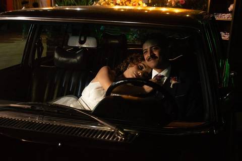 As melhores ideias e inspirações criativas de fotos de casamento registradas por fotógrafos profissionais de eventos da empresa Criativus Foto e Vídeo no Espaço Ana's Buffet: Fotos protocolares dos noivos no carro'