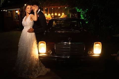 As melhores ideias e inspirações criativas de fotos de casamento registradas por fotógrafos profissionais de eventos da empresa Criativus Foto e Vídeo no Espaço Ana's Buffet: Fotos protocolares dos noivos no carro'