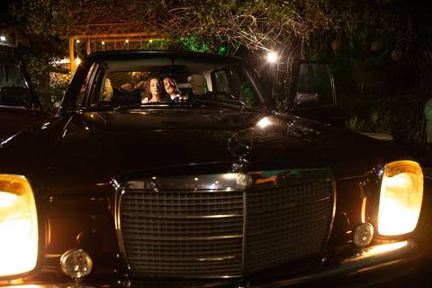 As melhores ideias e inspirações criativas de fotos de casamento registradas por fotógrafos profissionais de eventos da empresa Criativus Foto e Vídeo no Espaço Ana's Buffet: Fotos protocolares dos noivos no carro'