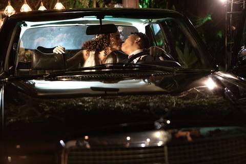 As melhores ideias e inspirações criativas de fotos de casamento registradas por fotógrafos profissionais de eventos da empresa Criativus Foto e Vídeo no Espaço Ana's Buffet: Fotos protocolares dos noivos no carro'