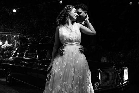 As melhores ideias e inspirações criativas de fotos de casamento registradas por fotógrafos profissionais de eventos da empresa Criativus Foto e Vídeo no Espaço Ana's Buffet: Fotos protocolares dos noivos no carro'