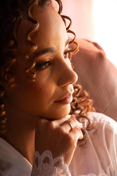 As melhores ideias e inspirações criativas de fotos de casamento registradas por fotógrafos profissionais de eventos da empresa Criativus Foto e Vídeo no Espaço Ana's Buffet: Fotos do making of da noiva'