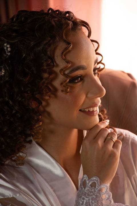 As melhores ideias e inspirações criativas de fotos de casamento registradas por fotógrafos profissionais de eventos da empresa Criativus Foto e Vídeo no Espaço Ana's Buffet: Fotos do making of da noiva'