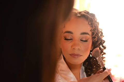 As melhores ideias e inspirações criativas de fotos de casamento registradas por fotógrafos profissionais de eventos da empresa Criativus Foto e Vídeo no Espaço Ana's Buffet: Fotos do making of da noiva'