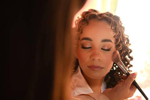 As melhores ideias e inspirações criativas de fotos de casamento registradas por fotógrafos profissionais de eventos da empresa Criativus Foto e Vídeo no Espaço Ana's Buffet: Fotos do making of da noiva'