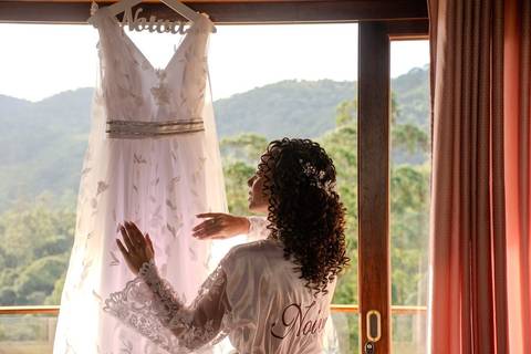 As melhores ideias e inspirações criativas de fotos de casamento registradas por fotógrafos profissionais de eventos da empresa Criativus Foto e Vídeo no Espaço Ana's Buffet: Fotos do making of da noiva'