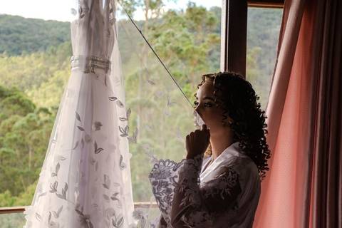 As melhores ideias e inspirações criativas de fotos de casamento registradas por fotógrafos profissionais de eventos da empresa Criativus Foto e Vídeo no Espaço Ana's Buffet: Fotos do making of da noiva'