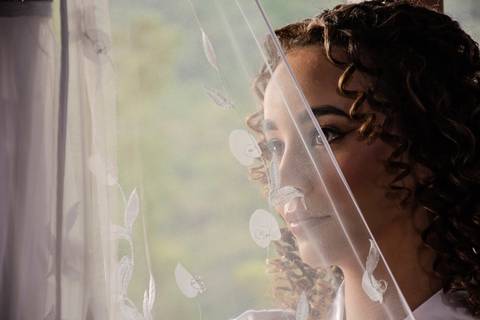 As melhores ideias e inspirações criativas de fotos de casamento registradas por fotógrafos profissionais de eventos da empresa Criativus Foto e Vídeo no Espaço Ana's Buffet: Fotos do making of da noiva'