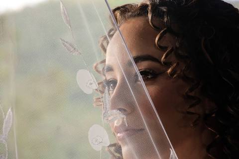 As melhores ideias e inspirações criativas de fotos de casamento registradas por fotógrafos profissionais de eventos da empresa Criativus Foto e Vídeo no Espaço Ana's Buffet: Fotos do making of da noiva'