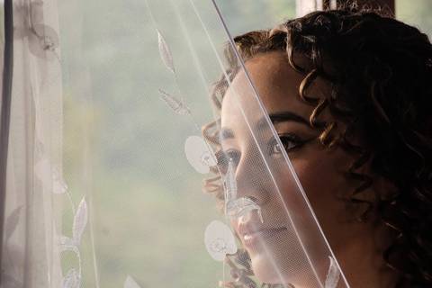 As melhores ideias e inspirações criativas de fotos de casamento registradas por fotógrafos profissionais de eventos da empresa Criativus Foto e Vídeo no Espaço Ana's Buffet: Fotos do making of da noiva'