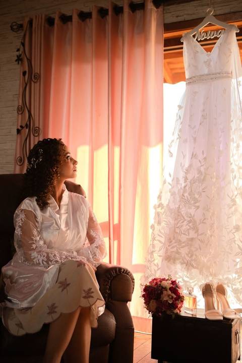 As melhores ideias e inspirações criativas de fotos de casamento registradas por fotógrafos profissionais de eventos da empresa Criativus Foto e Vídeo no Espaço Ana's Buffet: Fotos do making of da noiva'