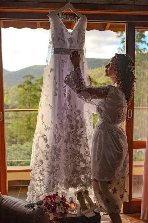 As melhores ideias e inspirações criativas de fotos de casamento registradas por fotógrafos profissionais de eventos da empresa Criativus Foto e Vídeo no Espaço Ana's Buffet: Fotos do making of da noiva'