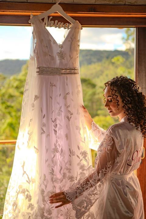 As melhores ideias e inspirações criativas de fotos de casamento registradas por fotógrafos profissionais de eventos da empresa Criativus Foto e Vídeo no Espaço Ana's Buffet: Fotos do making of da noiva'