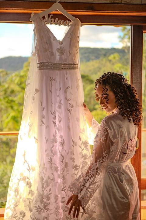 As melhores ideias e inspirações criativas de fotos de casamento registradas por fotógrafos profissionais de eventos da empresa Criativus Foto e Vídeo no Espaço Ana's Buffet: Fotos do making of da noiva'