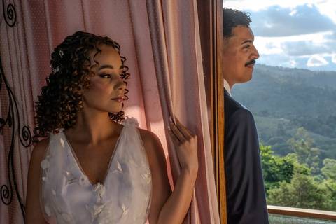 As melhores ideias e inspirações criativas de fotos de casamento registradas por fotógrafos profissionais de eventos da empresa Criativus Foto e Vídeo no Espaço Ana's Buffet: Fotos do momento dos noivos orando antes da cerimônia'