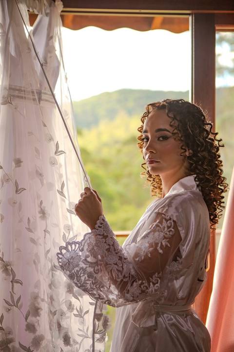 As melhores ideias e inspirações criativas de fotos de casamento registradas por fotógrafos profissionais de eventos da empresa Criativus Foto e Vídeo no Espaço Ana's Buffet: Fotos do making of da noiva'