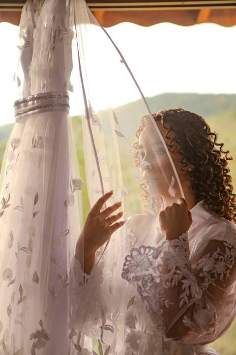 As melhores ideias e inspirações criativas de fotos de casamento registradas por fotógrafos profissionais de eventos da empresa Criativus Foto e Vídeo no Espaço Ana's Buffet: Fotos do making of da noiva'