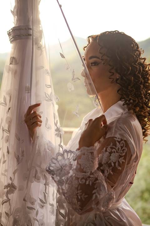 As melhores ideias e inspirações criativas de fotos de casamento registradas por fotógrafos profissionais de eventos da empresa Criativus Foto e Vídeo no Espaço Ana's Buffet: Fotos do making of da noiva'