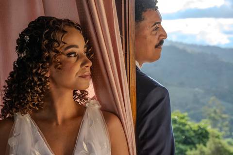 As melhores ideias e inspirações criativas de fotos de casamento registradas por fotógrafos profissionais de eventos da empresa Criativus Foto e Vídeo no Espaço Ana's Buffet: Fotos do momento dos noivos orando antes da cerimônia'