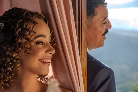 As melhores ideias e inspirações criativas de fotos de casamento registradas por fotógrafos profissionais de eventos da empresa Criativus Foto e Vídeo no Espaço Ana's Buffet: Fotos do momento dos noivos orando antes da cerimônia'