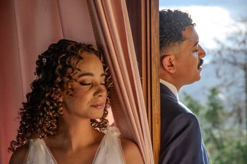 As melhores ideias e inspirações criativas de fotos de casamento registradas por fotógrafos profissionais de eventos da empresa Criativus Foto e Vídeo no Espaço Ana's Buffet: Fotos do momento dos noivos orando antes da cerimônia'