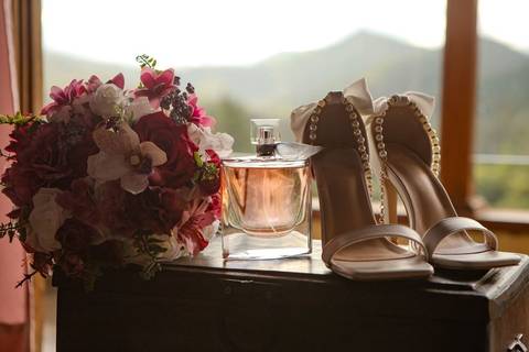 As melhores ideias e inspirações criativas de fotos de casamento registradas por fotógrafos profissionais de eventos da empresa Criativus Foto e Vídeo no Espaço Ana's Buffet: Fotos do making of da noiva'