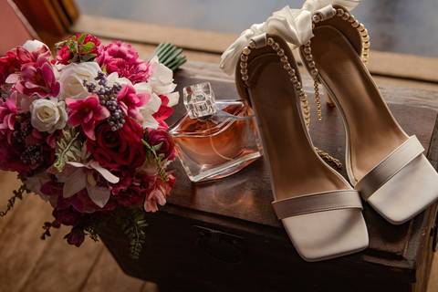 As melhores ideias e inspirações criativas de fotos de casamento registradas por fotógrafos profissionais de eventos da empresa Criativus Foto e Vídeo no Espaço Ana's Buffet: Fotos do making of da noiva'