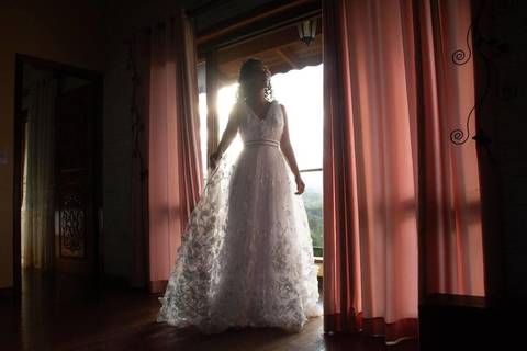 As melhores ideias e inspirações criativas de fotos de casamento registradas por fotógrafos profissionais de eventos da empresa Criativus Foto e Vídeo no Espaço Ana's Buffet: Fotos do making of da noiva'