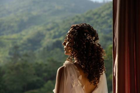 As melhores ideias e inspirações criativas de fotos de casamento registradas por fotógrafos profissionais de eventos da empresa Criativus Foto e Vídeo no Espaço Ana's Buffet: Fotos do making of da noiva'