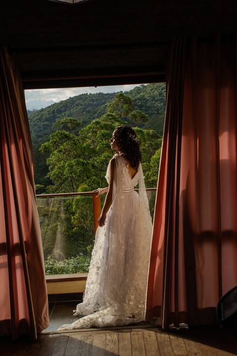 As melhores ideias e inspirações criativas de fotos de casamento registradas por fotógrafos profissionais de eventos da empresa Criativus Foto e Vídeo no Espaço Ana's Buffet: Fotos do making of da noiva'