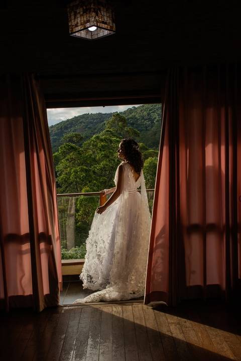 As melhores ideias e inspirações criativas de fotos de casamento registradas por fotógrafos profissionais de eventos da empresa Criativus Foto e Vídeo no Espaço Ana's Buffet: Fotos do making of da noiva'