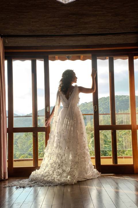 As melhores ideias e inspirações criativas de fotos de casamento registradas por fotógrafos profissionais de eventos da empresa Criativus Foto e Vídeo no Espaço Ana's Buffet: Fotos do making of da noiva'