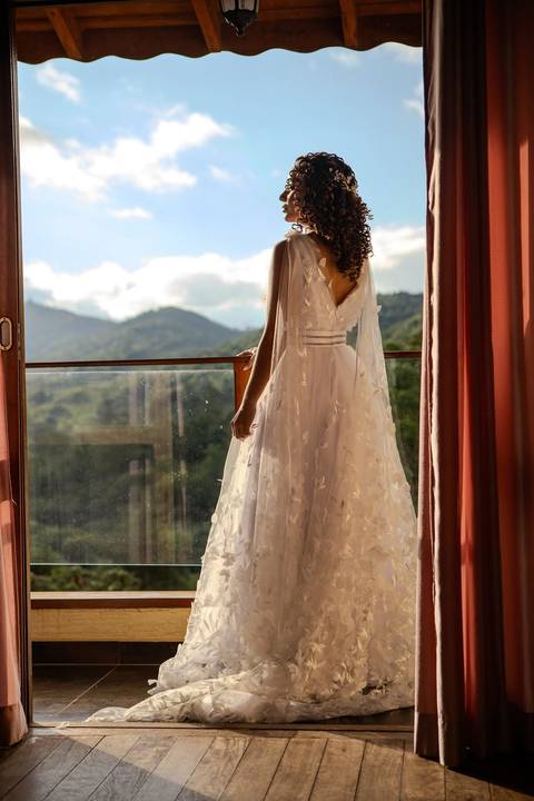 As melhores ideias e inspirações criativas de fotos de casamento registradas por fotógrafos profissionais de eventos da empresa Criativus Foto e Vídeo no Espaço Ana's Buffet: Fotos do making of da noiva'