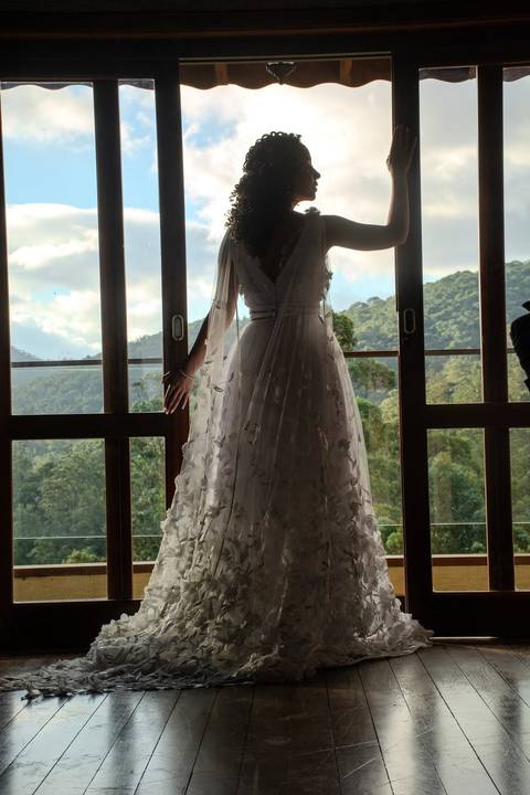 As melhores ideias e inspirações criativas de fotos de casamento registradas por fotógrafos profissionais de eventos da empresa Criativus Foto e Vídeo no Espaço Ana's Buffet: Fotos do making of da noiva'