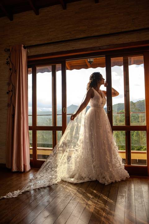 As melhores ideias e inspirações criativas de fotos de casamento registradas por fotógrafos profissionais de eventos da empresa Criativus Foto e Vídeo no Espaço Ana's Buffet: Fotos do making of da noiva'