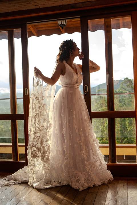 As melhores ideias e inspirações criativas de fotos de casamento registradas por fotógrafos profissionais de eventos da empresa Criativus Foto e Vídeo no Espaço Ana's Buffet: Fotos do making of da noiva'