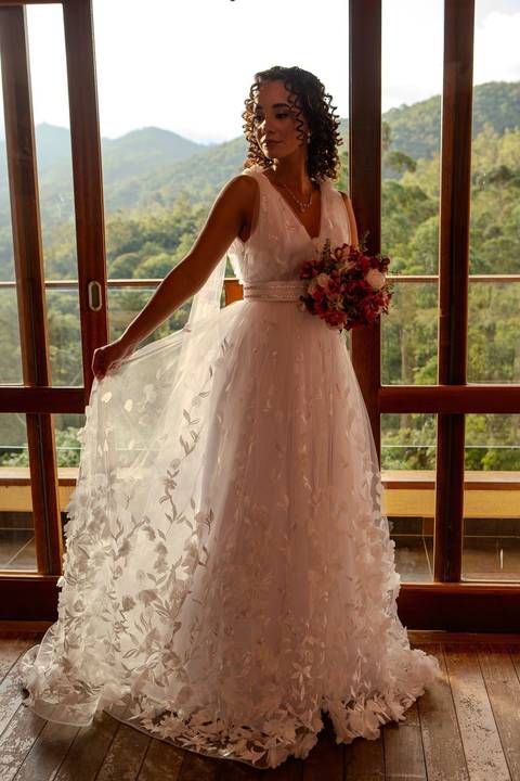 As melhores ideias e inspirações criativas de fotos de casamento registradas por fotógrafos profissionais de eventos da empresa Criativus Foto e Vídeo no Espaço Ana's Buffet: Fotos do making of da noiva'