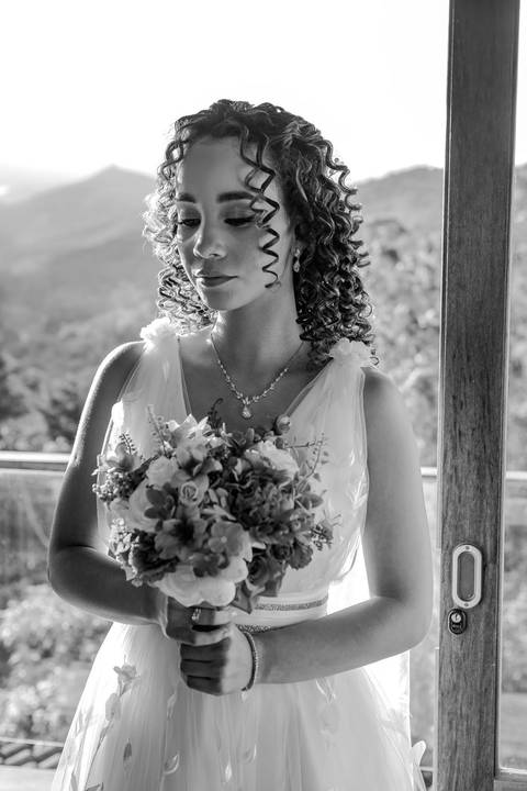 As melhores ideias e inspirações criativas de fotos de casamento registradas por fotógrafos profissionais de eventos da empresa Criativus Foto e Vídeo no Espaço Ana's Buffet: Fotos do making of da noiva'