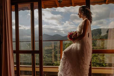 As melhores ideias e inspirações criativas de fotos de casamento registradas por fotógrafos profissionais de eventos da empresa Criativus Foto e Vídeo no Espaço Ana's Buffet: Fotos do making of da noiva'