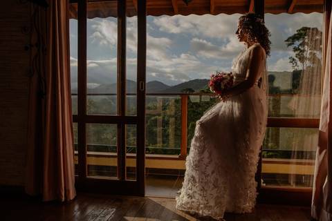 As melhores ideias e inspirações criativas de fotos de casamento registradas por fotógrafos profissionais de eventos da empresa Criativus Foto e Vídeo no Espaço Ana's Buffet: Fotos do making of da noiva'