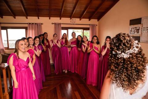 As melhores ideias e inspirações criativas de fotos de casamento registradas por fotógrafos profissionais de eventos da empresa Criativus Foto e Vídeo no Espaço Ana's Buffet: Fotos do making of da noiva com as madrinhas'