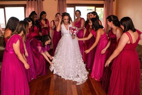 As melhores ideias e inspirações criativas de fotos de casamento registradas por fotógrafos profissionais de eventos da empresa Criativus Foto e Vídeo no Espaço Ana's Buffet: Fotos do making of da noiva com as madrinhas'