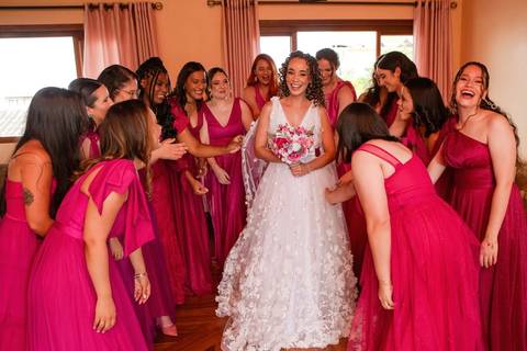 As melhores ideias e inspirações criativas de fotos de casamento registradas por fotógrafos profissionais de eventos da empresa Criativus Foto e Vídeo no Espaço Ana's Buffet: Fotos do making of da noiva com as madrinhas'